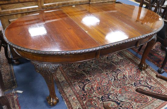 A 1920s mahogany extending dining table, W.180cm (with 1 leaf in)